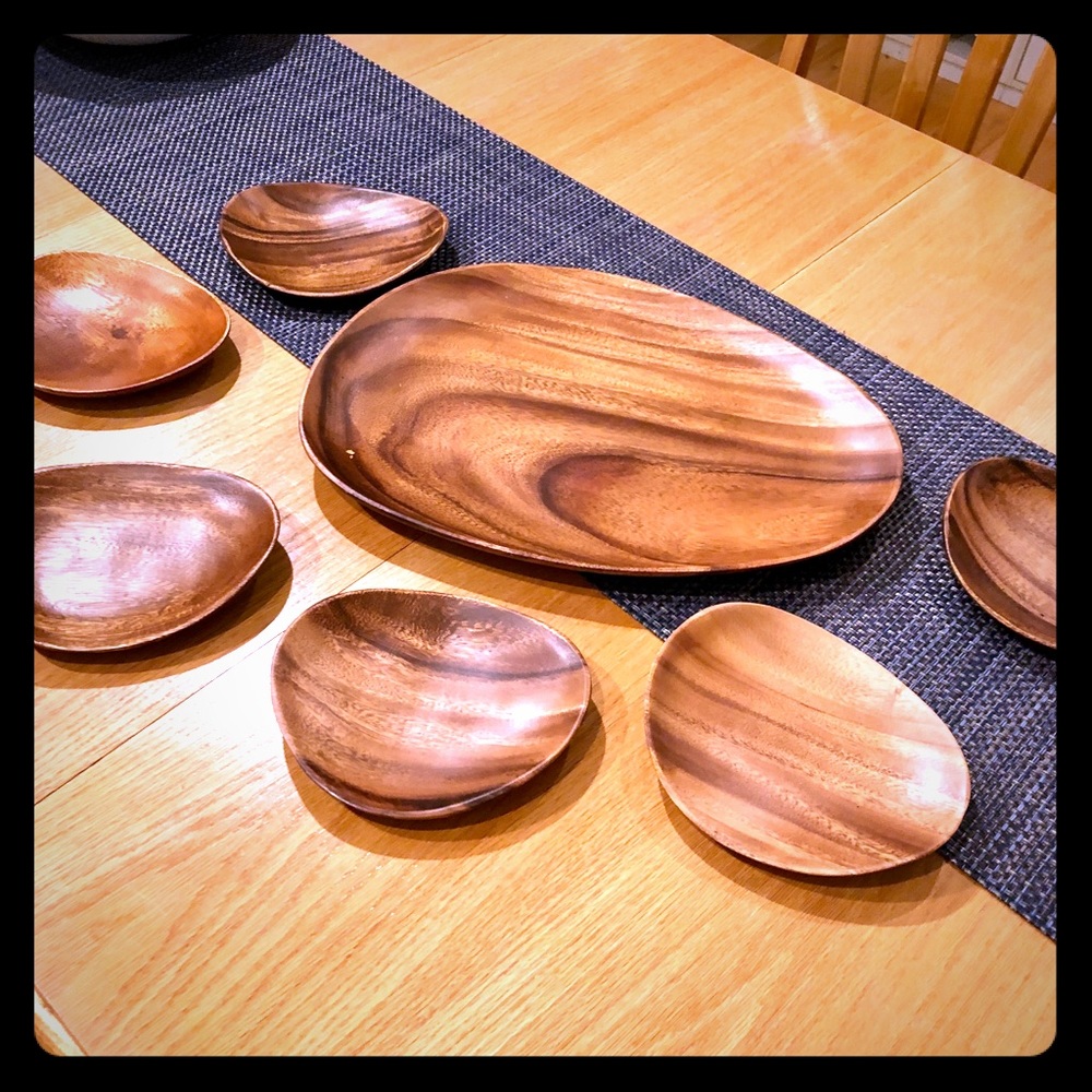 Wooden serving dish with six side plates.